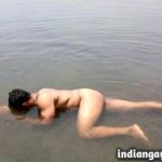 Indian Gay Porn: Sexy desi hunk bathing and flexing naked in a pond