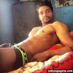 Naked desi hunk exposes his hot and muscular body