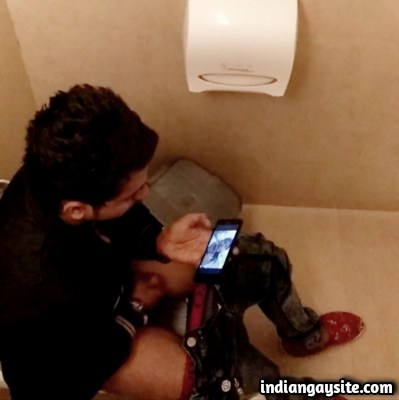 Indian Gay Video of Horny Guy Caught Jerking in Toilet