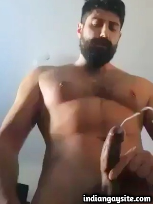 Pakistani Gay Video of Hunky Daddy Cumming Hard